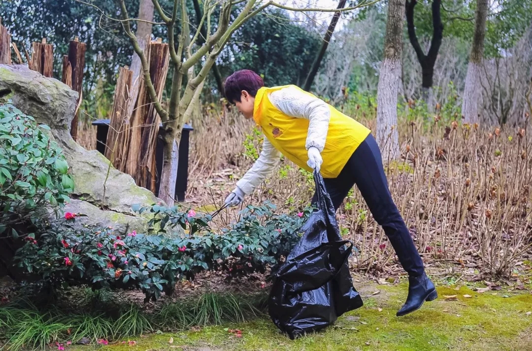 公益小黄人新年行动|“红色”引领，美好家园“益起扫”